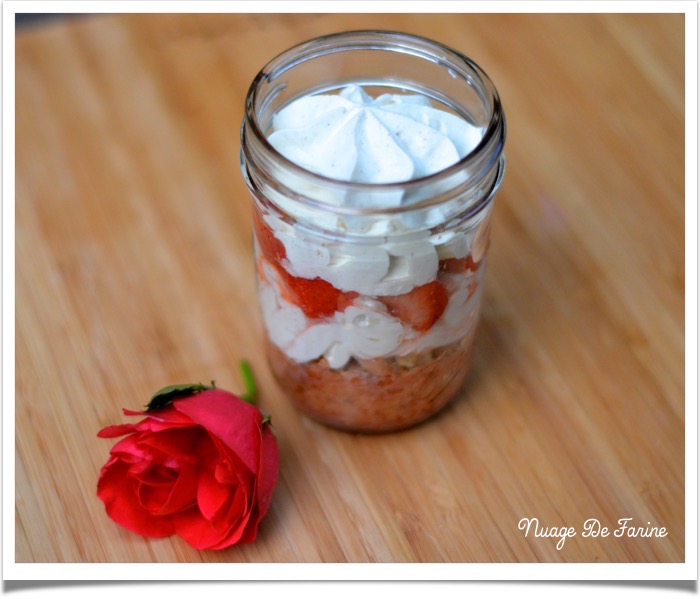 fraises et biscuit in a jar2