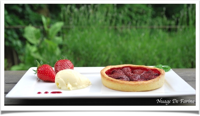 Tartelettes aux fraises chaudes et petite crème citronnée