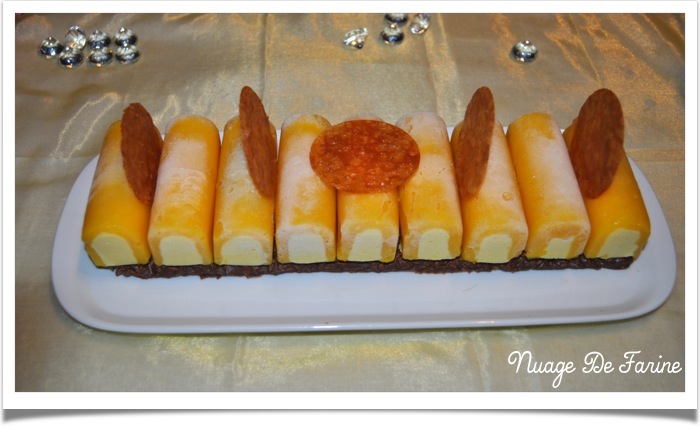 Bûche à la mangue sur son lit praliné croustillant