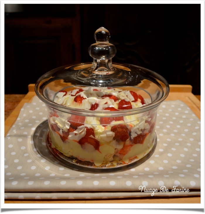 Trifle aux fraises avec des boudoirs maison ou comment recycler des biscuits en miettes
