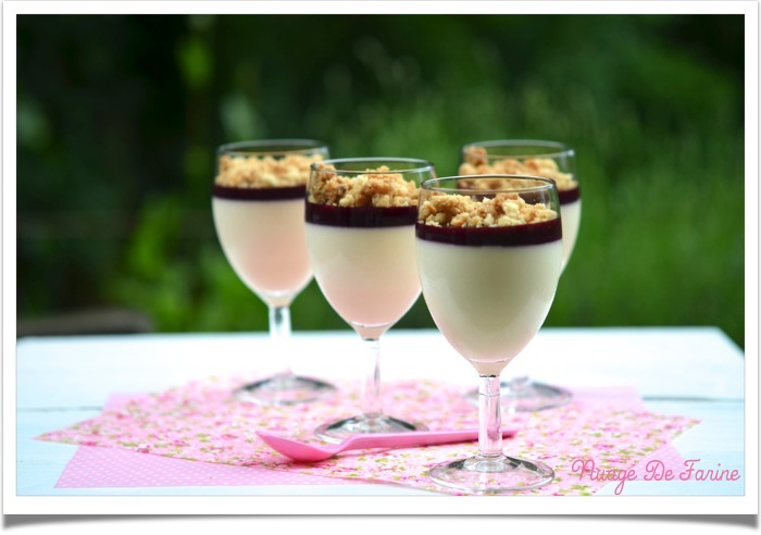 Panna cotta violette-cassis sous son crumble