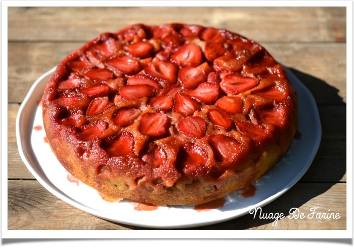 Gâteau renversé fraises-rhubarbe