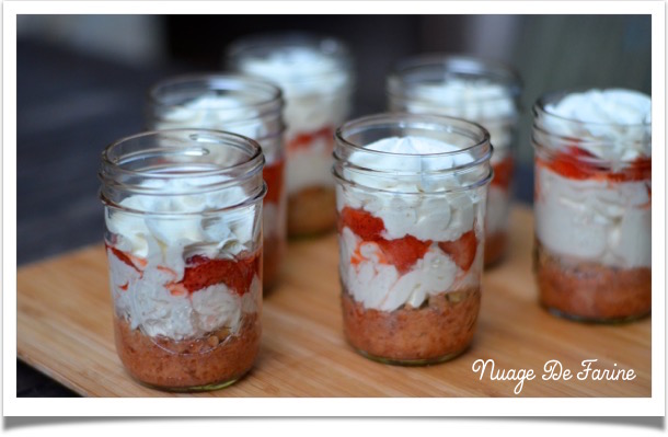 fraises et biscuit in a jar4