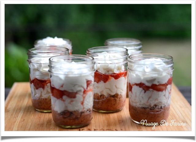 fraises et biscuit in a jar