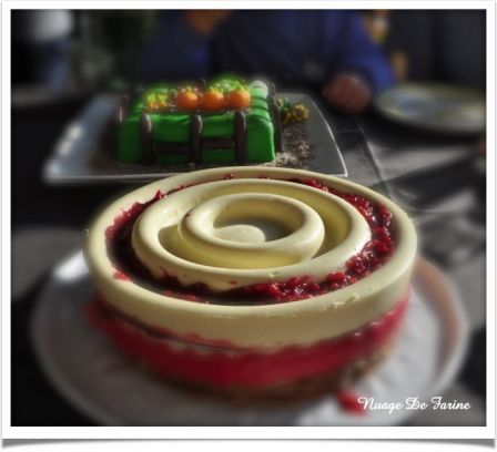 Gâteau rouge et blanc