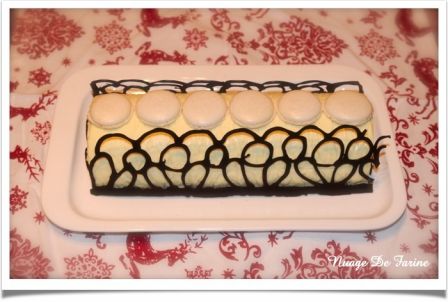 Bûche à la mousse au chocolat blanc et coeur de poire sur biscuit cacaoté croustillant