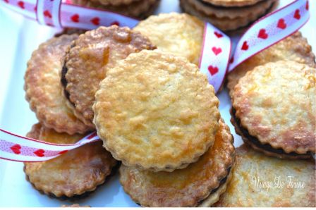 petits biscuits fourrés au chocolat