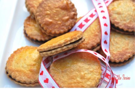 petits biscuits fourrés au chocolat